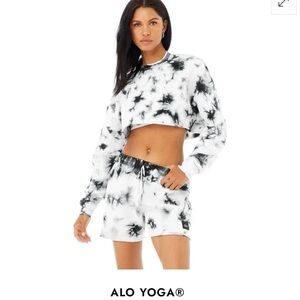 ALO YOGA
Tie-Dye Extreme Crop Crewneck
Neck Top -
Black/White Tie-Dye Size M